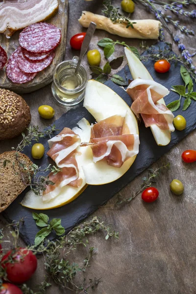 Kavun, yemek, zeytin, sosis, jambon ve o İtalyan prosciutto