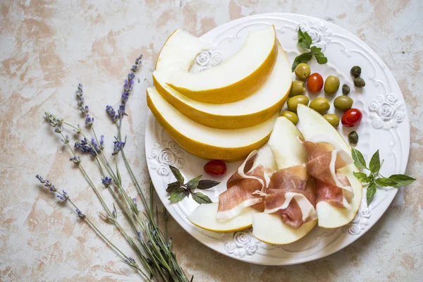 Kavun, yemek, zeytin, sosis, jambon ve o İtalyan prosciutto