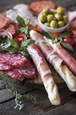İtalyan gıda, prosciutto, grisini, tütsülenmiş sosis, jambon, zeytin,