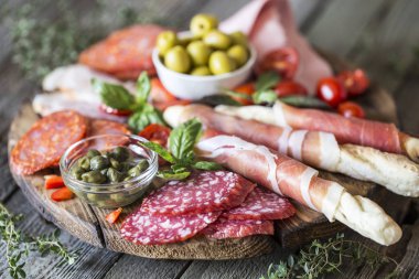 İtalyan gıda, prosciutto, grisini, tütsülenmiş sosis, jambon, zeytin,