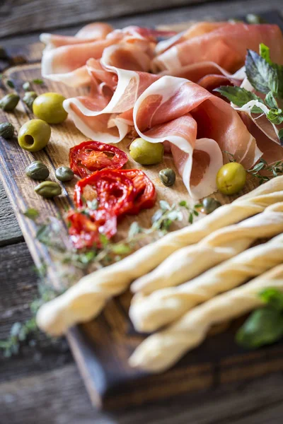 İtalyan gıda, prosciutto, grisini, tütsülenmiş sosis, jambon, zeytin,