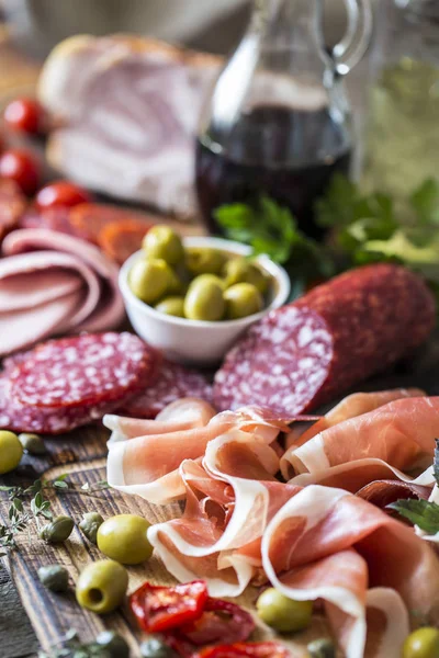 İtalyan gıda, prosciutto, grisini, tütsülenmiş sosis, jambon, zeytin,