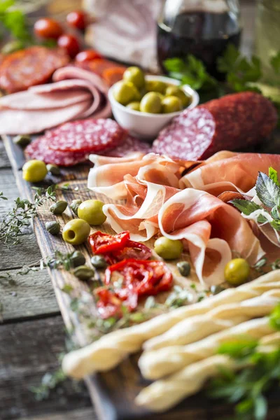 İtalyan gıda, prosciutto, grisini, tütsülenmiş sosis, jambon, zeytin,