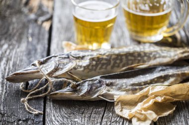 Balık pike: kurutulmuş, bir bardak bira ile kurutulmuş