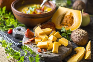 Kabak çekirdeği ve chorizo sosis ile balkabağı çorbası