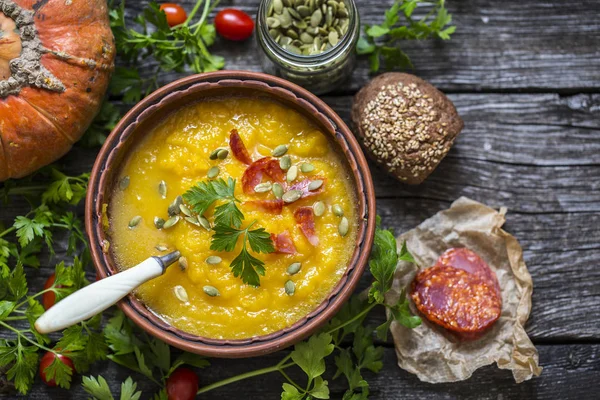 Kabak çekirdeği ve chorizo sosis ile balkabağı çorbası