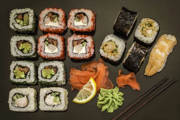 suşi ve suşi rulo, suşi nigiri koyu arka plan üzerinde taş plaka üzerinde