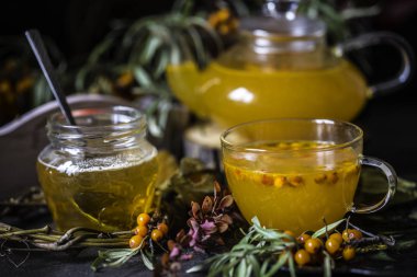 Deniz cehri ve bal ve sonbahar yaprakları ile çay