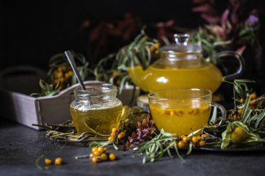 Deniz cehri ve bal ve sonbahar yaprakları ile çay