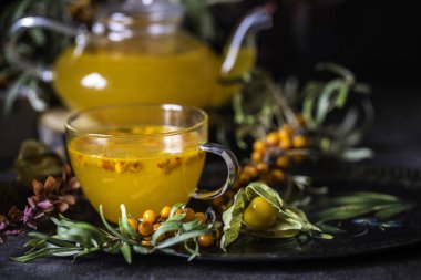 Deniz cehri ve bal ve sonbahar yaprakları ile çay