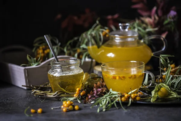 Deniz cehri ve bal ve sonbahar yaprakları ile çay