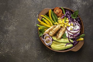 Izgara tavuk, lahana, biber, avokado, domates, yeşillik, soğan, Buda kase