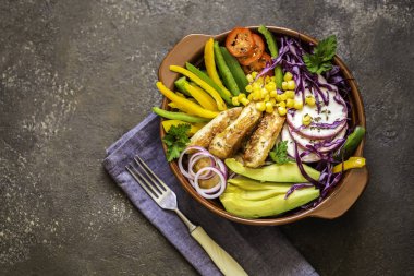 Izgara tavuk, lahana, biber, avokado, domates, yeşillik, soğan, Buda kase