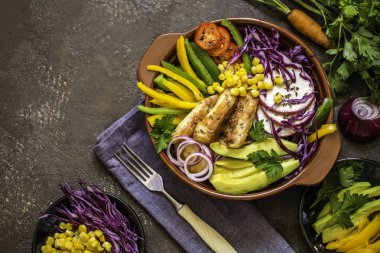 Izgara tavuk, lahana, biber, avokado, domates, yeşillik, soğan, Buda kase