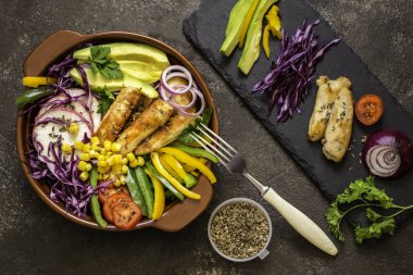 Izgara tavuk, lahana, biber, avokado, domates, yeşillik, soğan, Buda kase