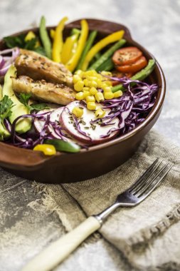 Izgara tavuk, lahana, biber, avokado, domates, yeşillik, soğan, Buda kase