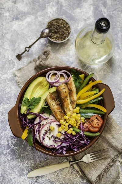 Izgara tavuk, lahana, biber, avokado, domates, yeşillik, soğan, Buda kase