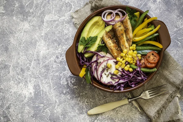 Izgara tavuk, lahana, biber, avokado, domates, yeşillik, soğan, Buda kase