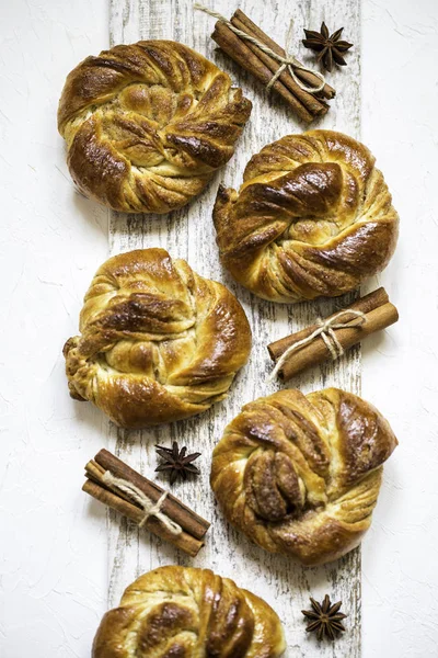 Pães suecos Kanelbullar, Kanelbullar (Swedish Cinnamon Buns ) — Fotografia de Stock