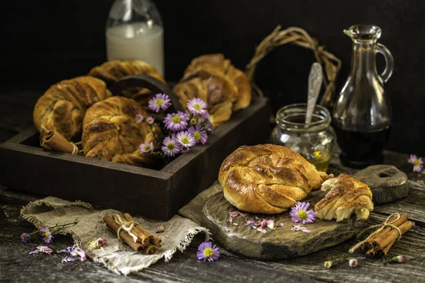 Pães suecos Kanelbullar, Kanelbullar (Swedish Cinnamon Buns ) — Fotografia de Stock