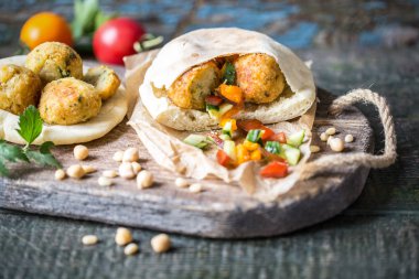 falafel nohut pide ve jomosom kızarmış vejetaryen topları