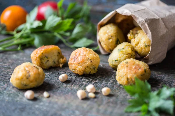 falafel nohut pide ve jomosom kızarmış vejetaryen topları