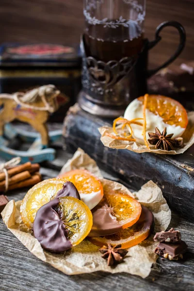 şekerlenmiş portakal dilimler halinde çikolata