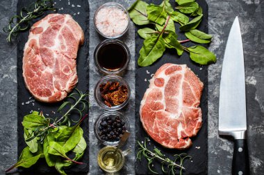 otlar ve baharatlar ile biftek et