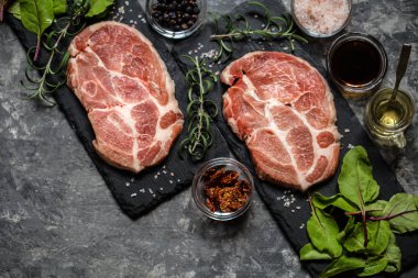 otlar ve baharatlar ile biftek et