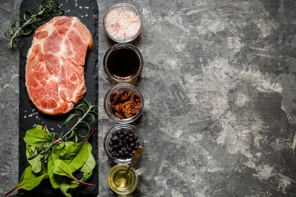 Carne de filete con hierbas y especias — Foto de Stock