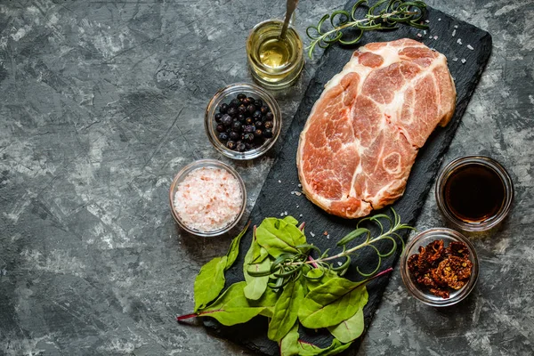 Carne de filete con hierbas y especias — Foto de Stock