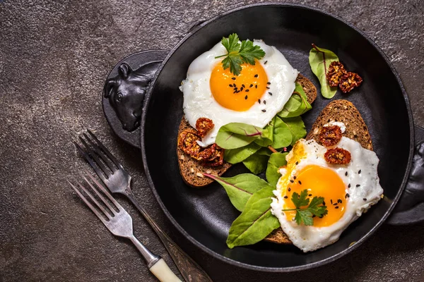 Kızarmış yumurtalı sandviç ekmeğin yeşillikleri ile