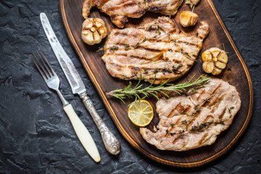 biftek et ızgara otlar ve baharatlar ile