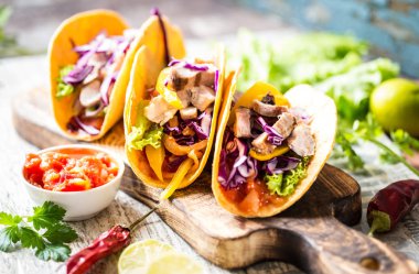 Meksika yemeği tacos, kızarmış tavuk, Yeşiller, mango, avokado, biber, salsa