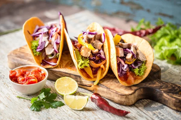 Meksika yemeği tacos, kızarmış tavuk, Yeşiller, mango, avokado, biber, salsa