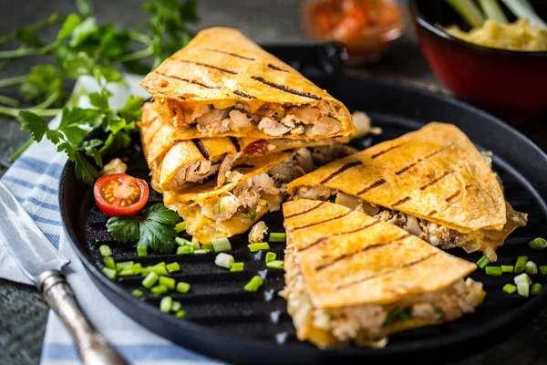 Meksika yemeği quesadilla ızgara tavuk, salsa ve peynir ile
