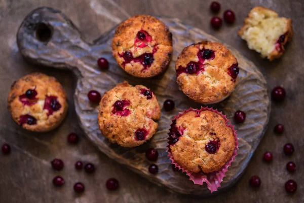 Muffiny z żurawiną na podłoże drewniane — Zdjęcie stockowe