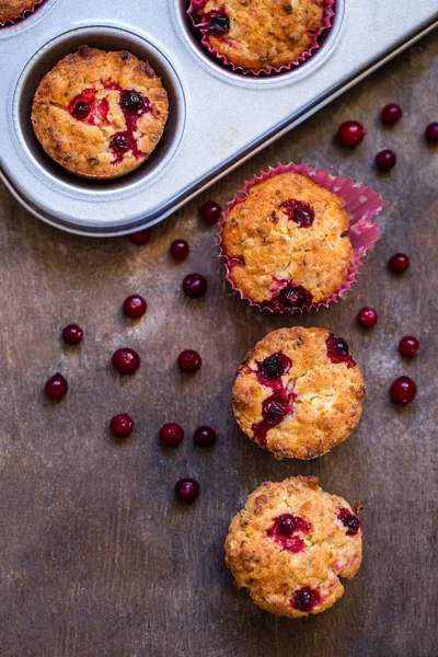 Muffiny z żurawiną na podłoże drewniane — Zdjęcie stockowe