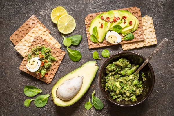 Meksikanskaja guacamole de comida, sanduíches com guacamole de abacate — Fotografia de Stock