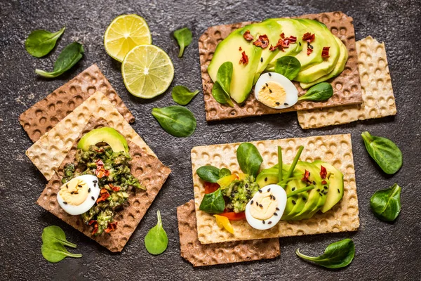 Meksikanskaja guacamole de comida, sanduíches com guacamole de abacate — Fotografia de Stock