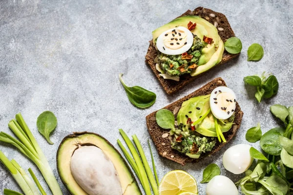 Meksikanskaja guacamole de comida, sanduíches com guacamole de abacate — Fotografia de Stock