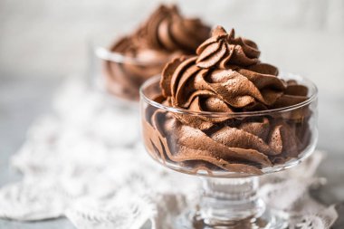 Cam vazo içinde sunulan çikolata mousse krema