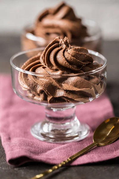 Cam vazo içinde sunulan çikolata mousse krema