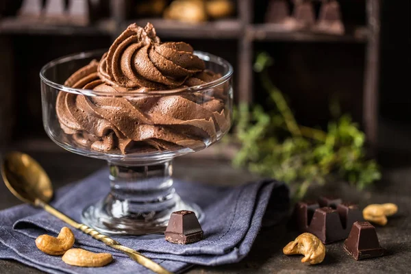 Cam vazo içinde sunulan çikolata mousse krema