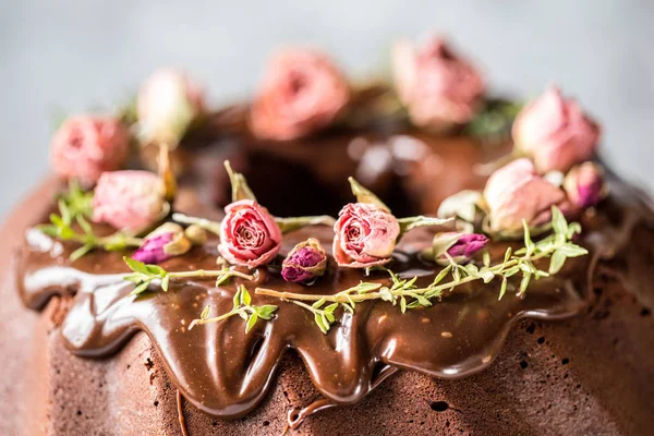 Шоколадний кекс, фарширований вершковим сиром, чебрецем — стокове фото