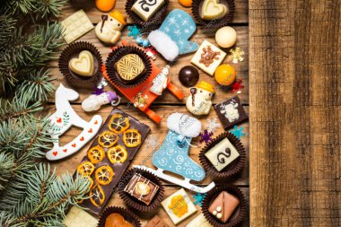 Noel simge, oyuncaklar, ağaç ile çikolata tatlılar