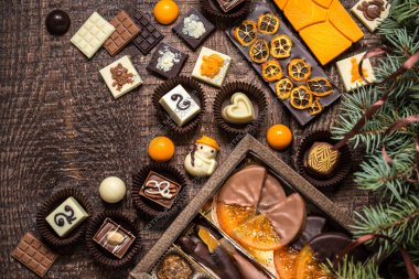 Noel simge, oyuncaklar, ağaç ile çikolata tatlılar