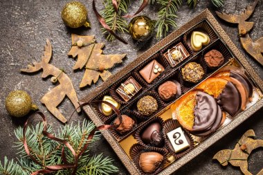 Noel simge, oyuncaklar, ağaç ile çikolata tatlılar