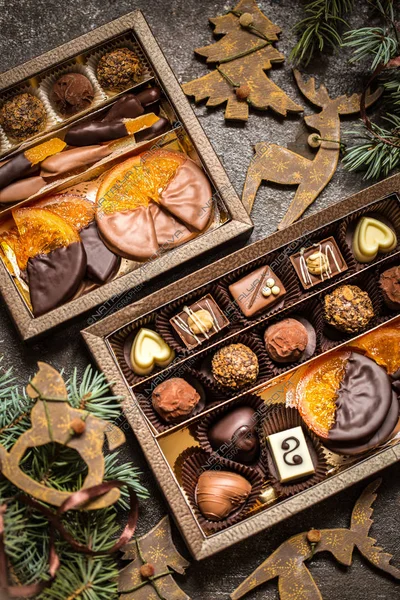 Doces de chocolate com símbolos de Natal, brinquedos, árvore — Fotografia de Stock