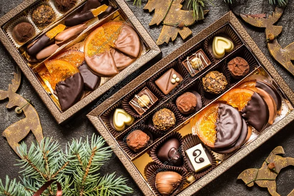 Doces de chocolate com símbolos de Natal, brinquedos, árvore — Fotografia de Stock